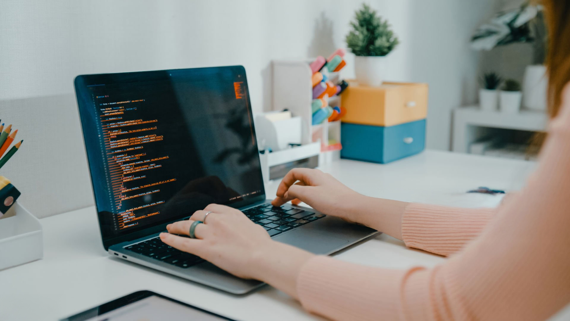 Come un giardino rigoglioso, il tuo business ha bisogno di tempo, cure costanti e strategie mirate per svilupparsi con successo nel dinamico mondo del marketing. Una crescita costante nel marketing come il seme che germoglia