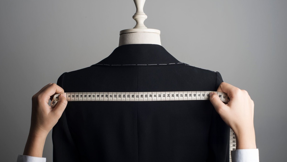 Abito sartoriale appeso a un manichino come un Branding aziendale 