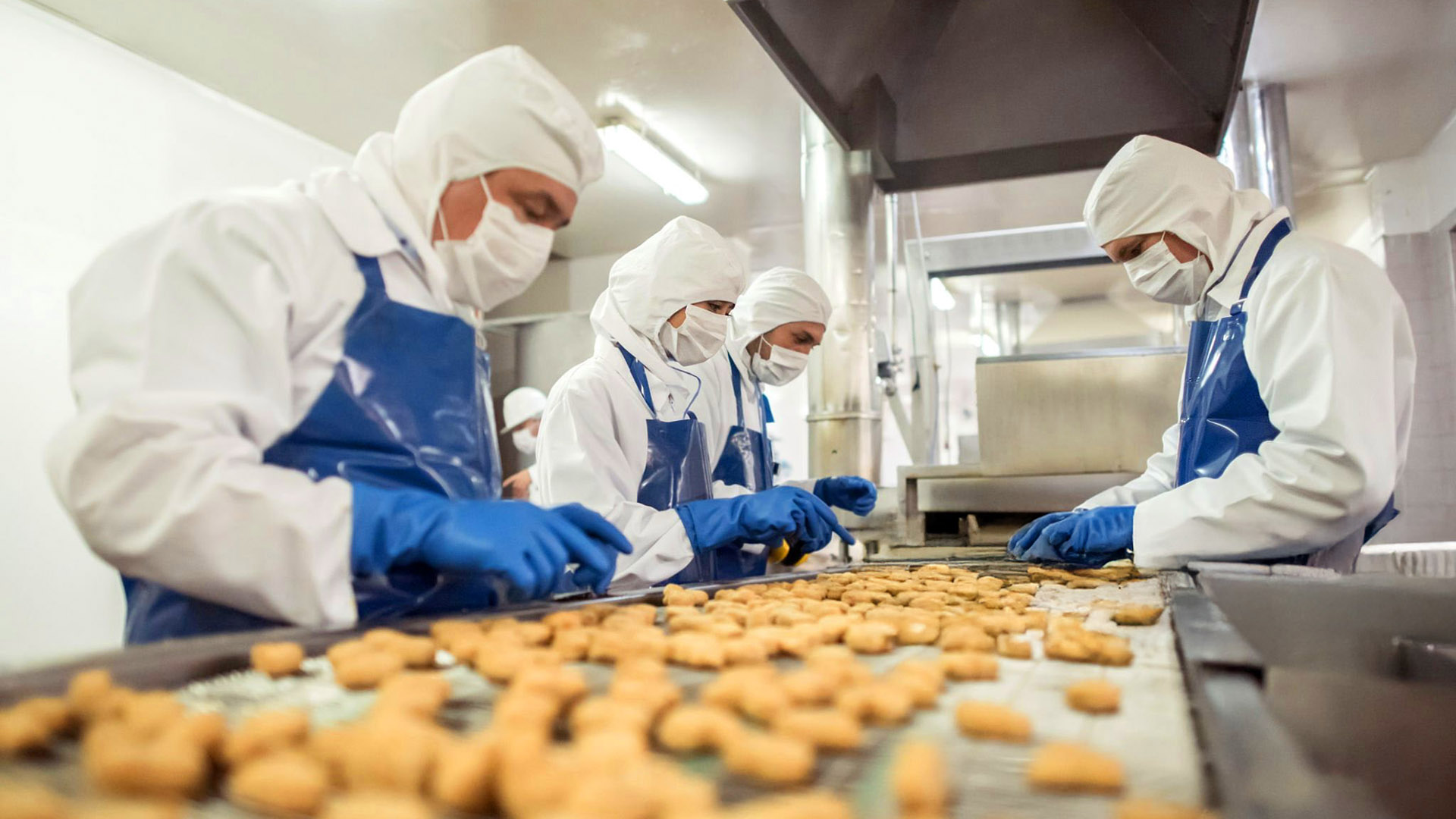 Uno sguardo approfondito al processo di controllo qualità, dove la precisione e l'attenzione ai dettagli garantiscono la sicurezza e l'eccellenza dei prodotti. Un'immagine che testimonia l'impegno per la qualità. Controllo qualità nel Packaging Alimentare: processi di verifica in laboratorio per garantire sicurezza e conformità dei prodotti alimentari.