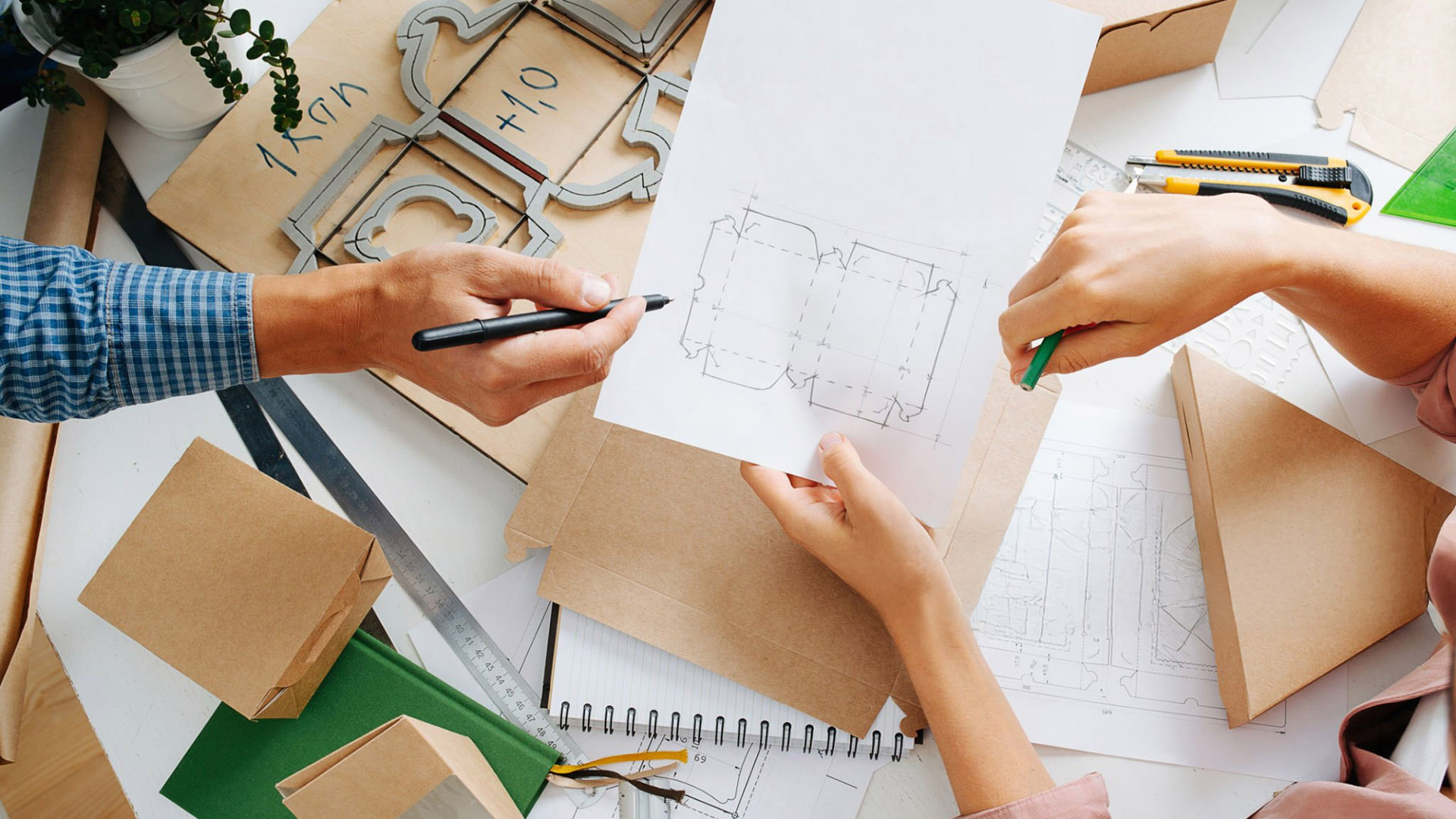 Un team affiatato di creativi e tecnici collabora per dare vita a un packaging design che non solo protegge il prodotto, ma ne esalta l'identità e conquista il consumatore. Team di Packaging Design: collaborazione professionale per creare packaging che esaltano l'identità del prodotto.